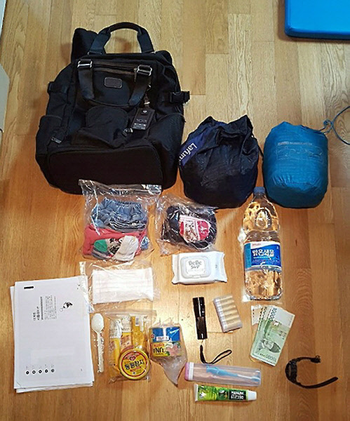 시민이 꾸린 비상 배낭  한 울산시민이 지진에 대비해 꾸린 비상 배낭. 캔, 물, 손전등, 비상금, 겉옷 등등이 있다. (사진=연합)